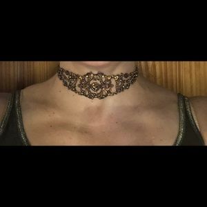 BOUTIQUE CHOKER WITH MATCHING EARRING